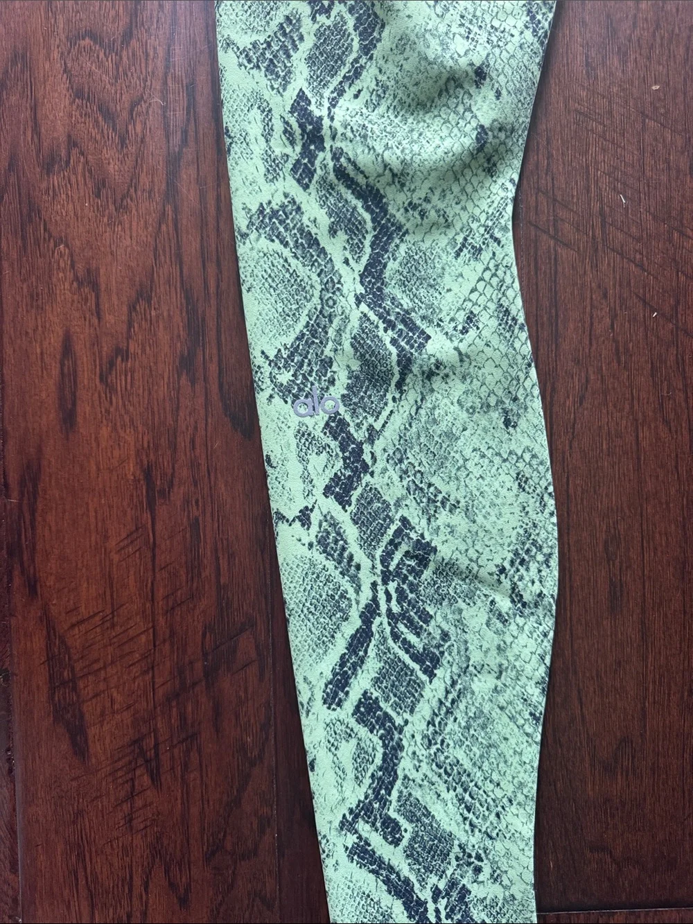 Alo Yoga Green Snake-Print Activewear Set - Sports Bra & Leggings